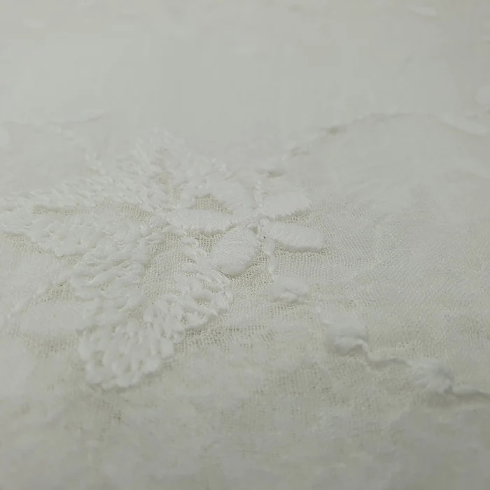 Adellia törtfehér asztalterítő – 220×160 cm (hímzett szegéllyel)