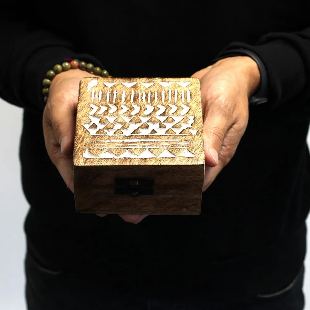 Fehérre meszelt fa doboz aztec mintával 10x10 cm