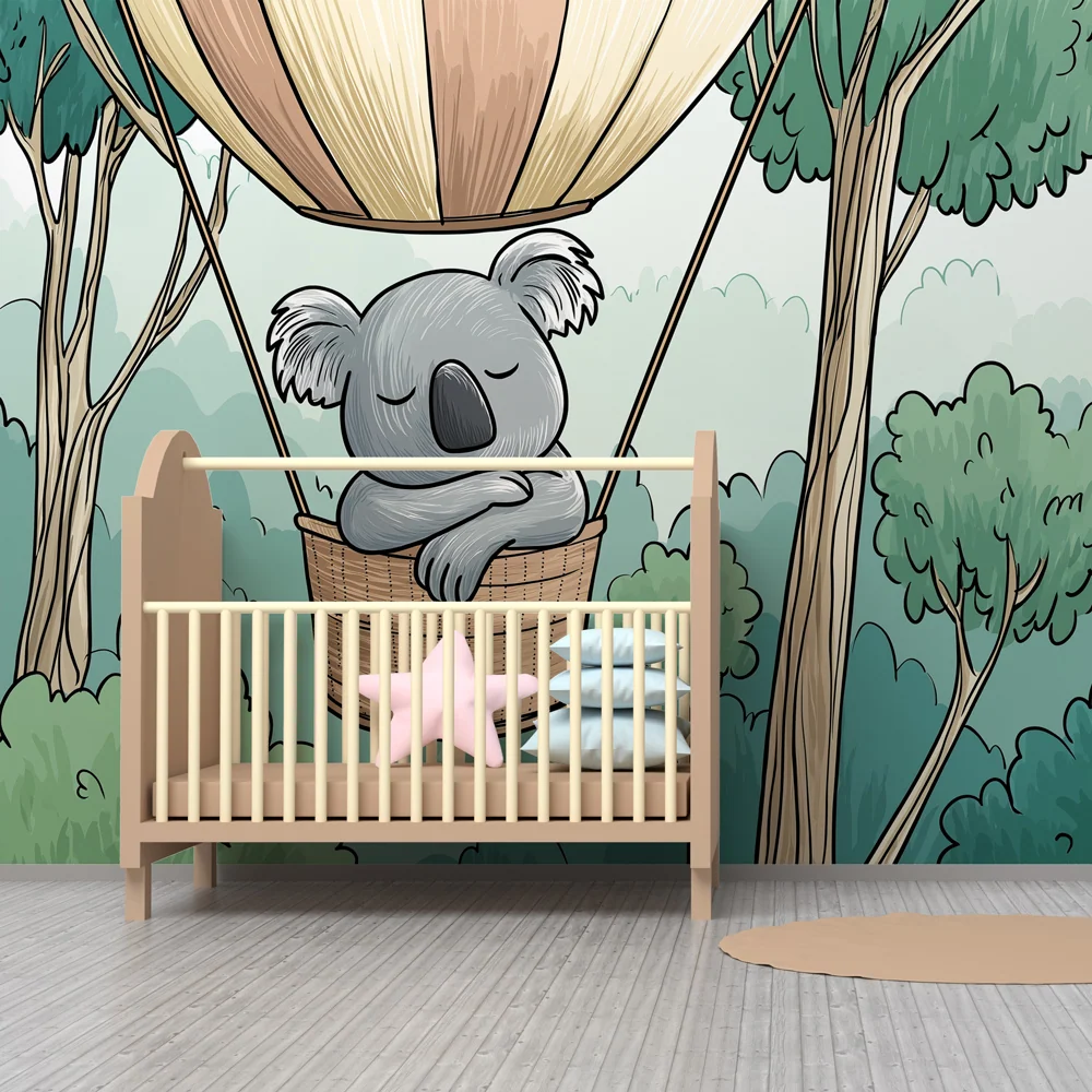 Gyermekszoba tapéta | Koala egy kosárban az erdő felett