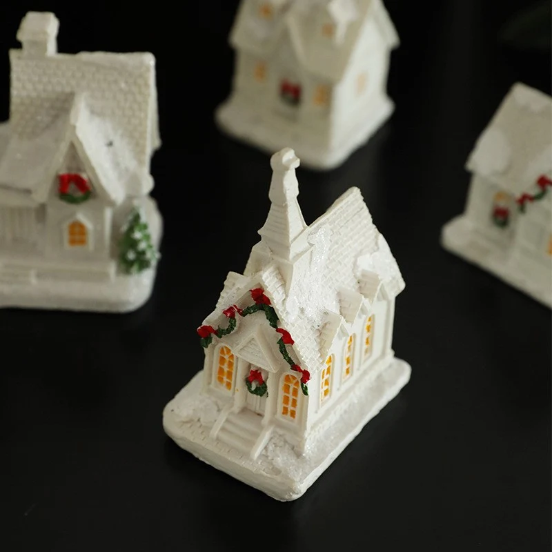 Karácsonyi dísz, Vivimall, Gyantás karácsonyi templom, Világító kis templom modell belülről, 8.8 x 6 x 4.5 cm, Fehér