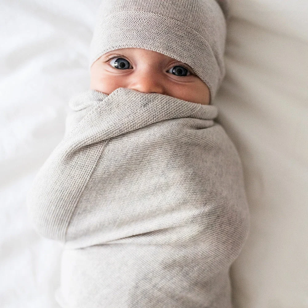Yarnami Poofi Cozy merinó készlet babának bézs-szürke