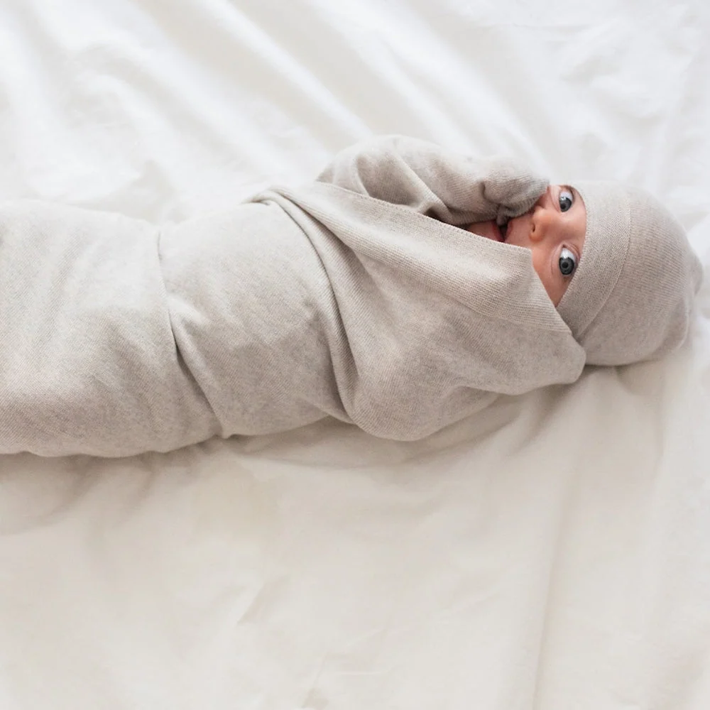 Yarnami Poofi Cozy merinó készlet babának bézs-szürke