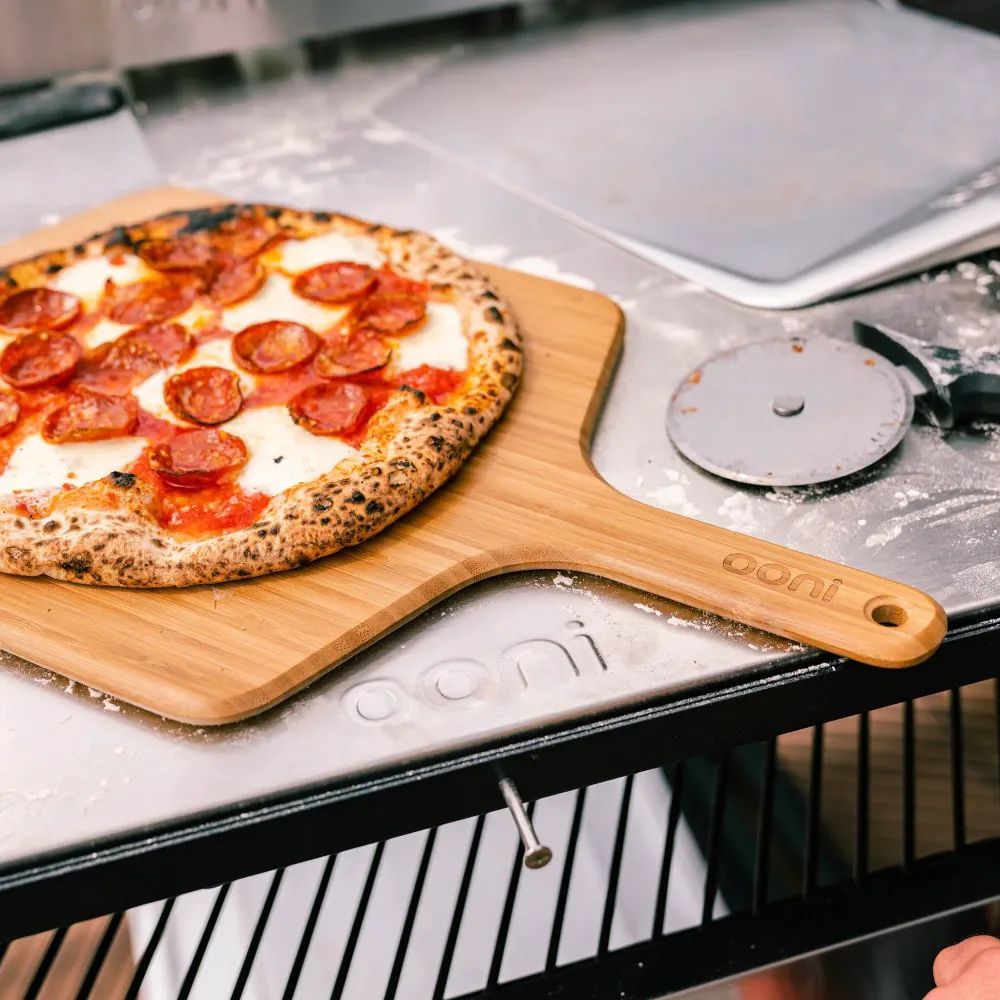 Ooni 12" bambusz pizzalapát és tálaló - 30,5 cm, pizzasütőhöz