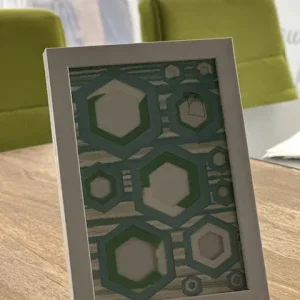 Egyedi DIY kép hexagon színes kék, zöld lapok fehér képkerettel