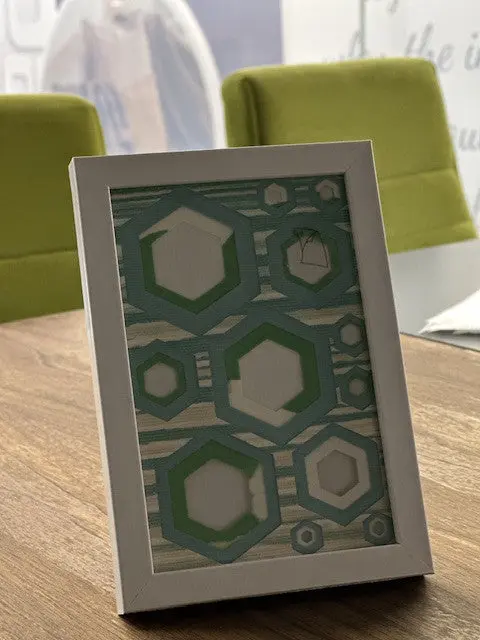 Egyedi DIY kép hexagon színes kék, zöld lapok fehér képkerettel