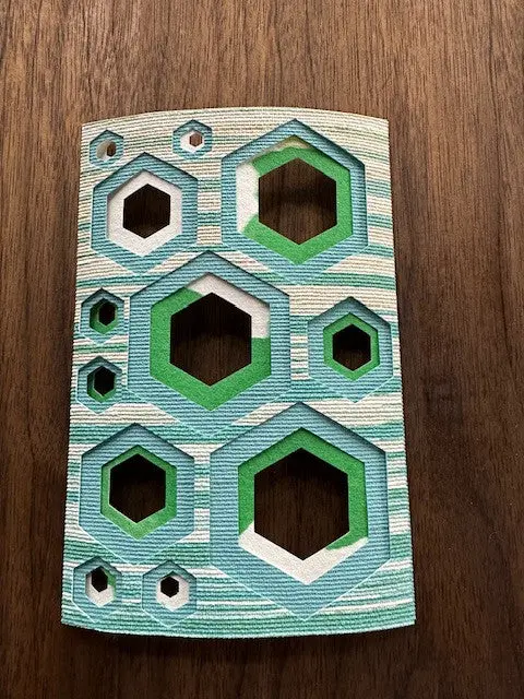 Egyedi DIY kép hexagon színes kék, zöld lapok fehér képkerettel