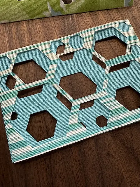 Egyedi DIY kép hexagon színes kék, zöld lapok fehér képkerettel
