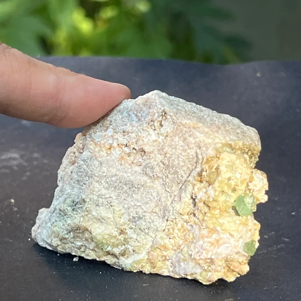 Demantoid zöld gránát klaszter mátrixon – nyers példány Erongóból, Namíbia | 8. modell