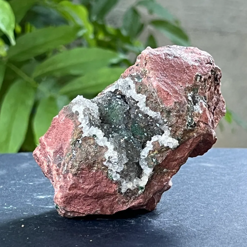 Dolomit-klaszter malachittal, rézmátrixban, 9-es modell