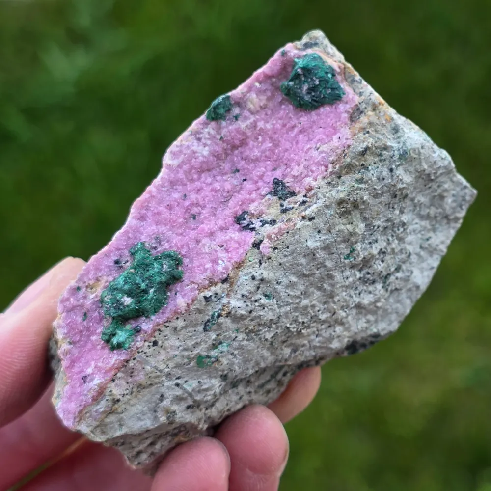 Rózsaszín dolomit Salrose malachit betétekkel nyers kő m23