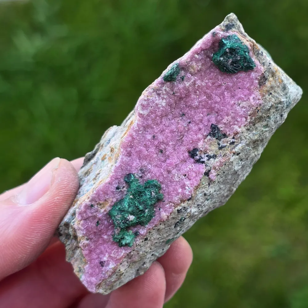 Rózsaszín dolomit Salrose malachit betétekkel nyers kő m23
