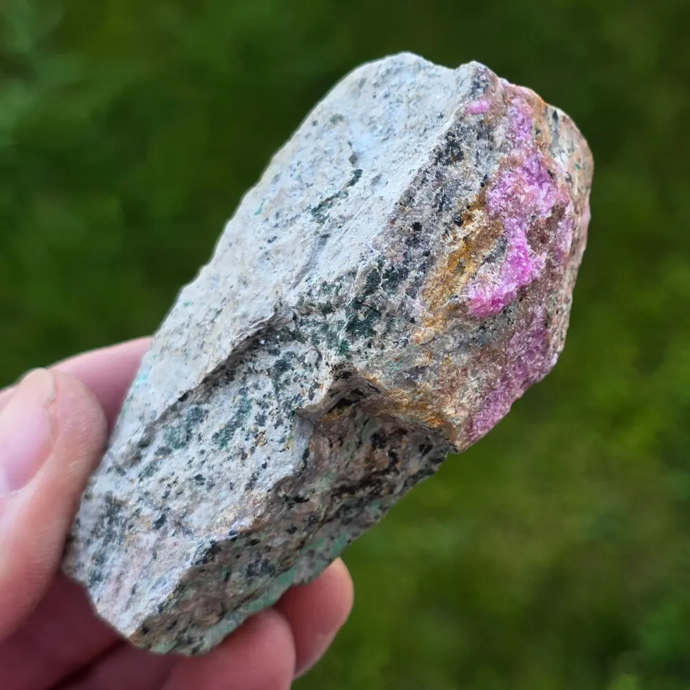 Rózsaszín dolomit Salrose malachit betétekkel nyers kő m23