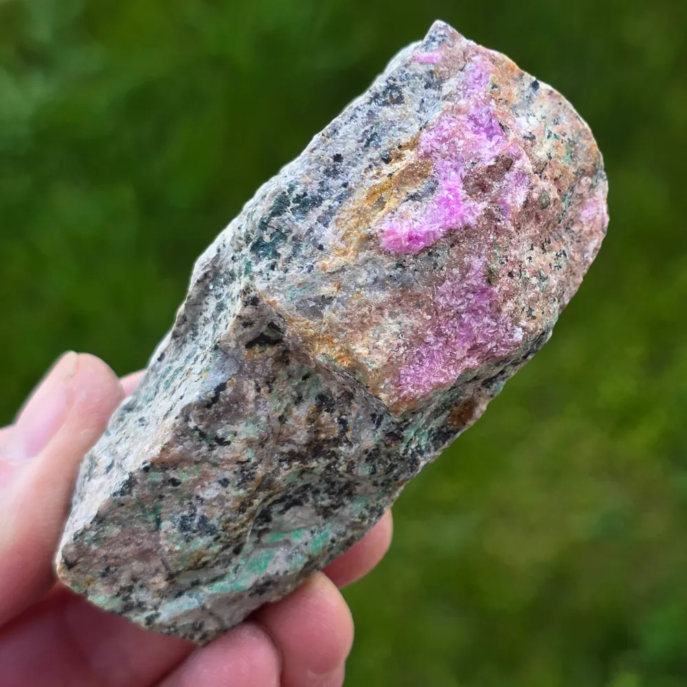 Rózsaszín dolomit Salrose malachit betétekkel nyers kő m23