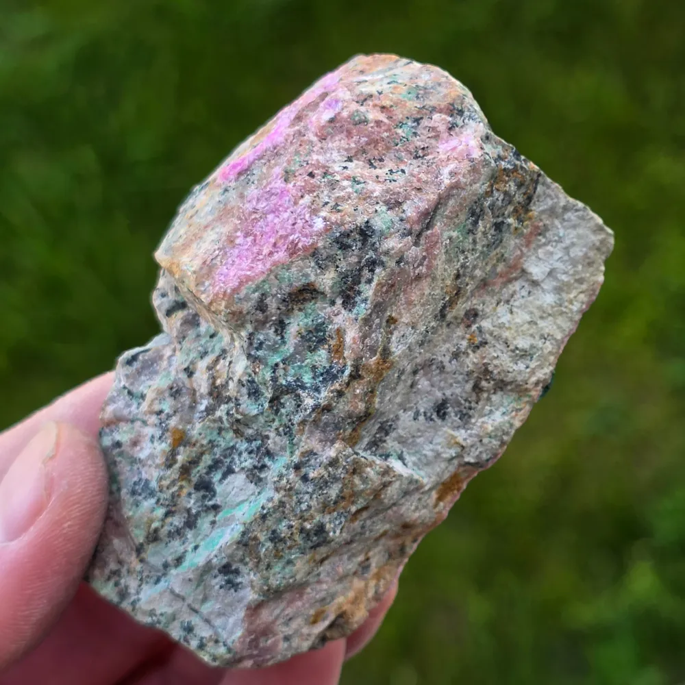 Rózsaszín dolomit Salrose malachit betétekkel nyers kő m23