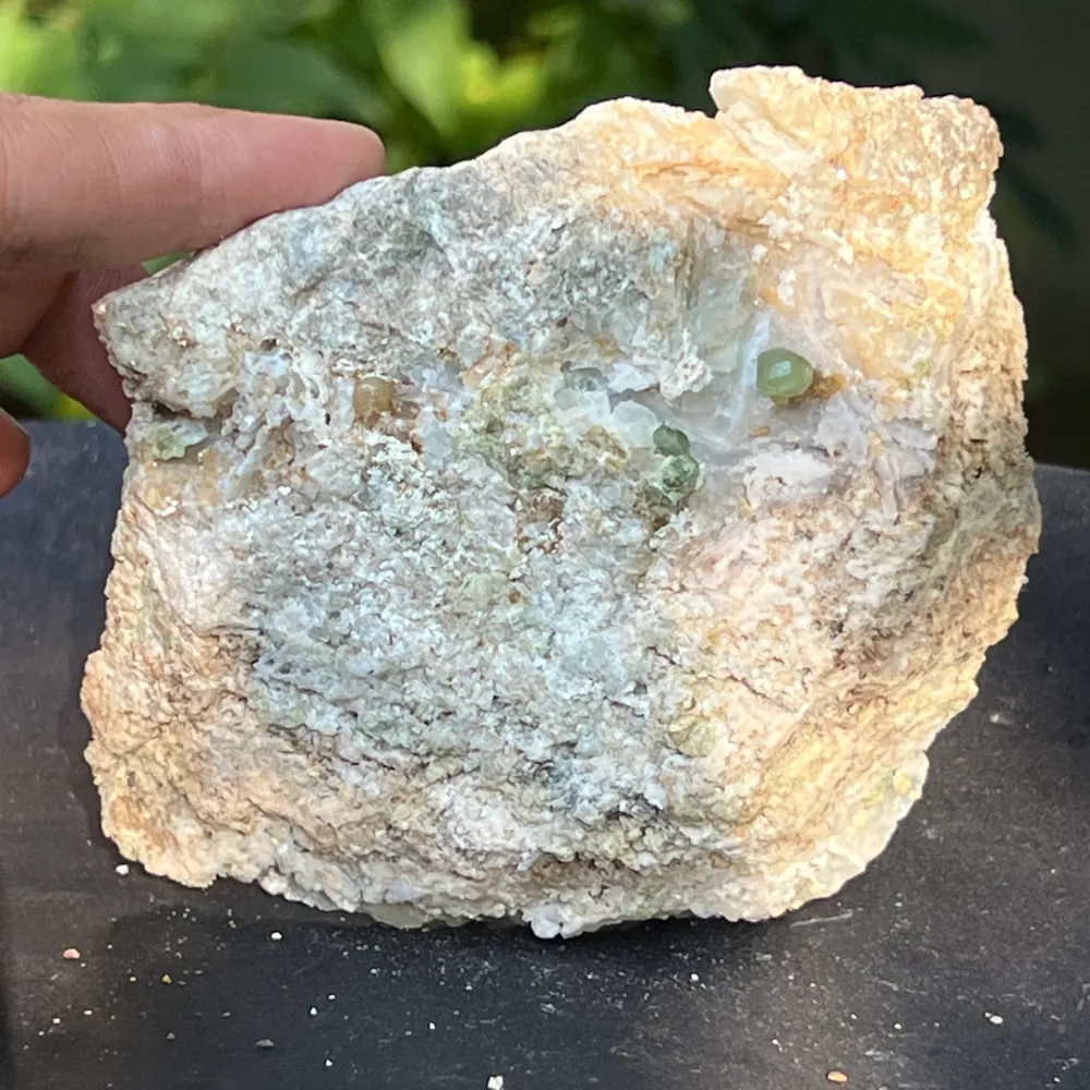 Zöld Demantoid gránát klaszter mátrixon – nyers példány Erongóból, Namíbia | Modell 6