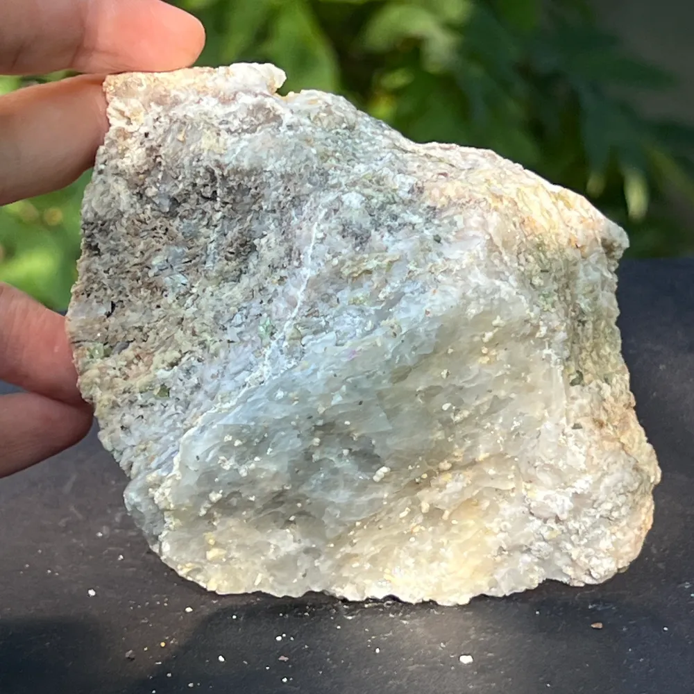 Zöld Demantoid gránát klaszter mátrixon – nyers példány Erongóból, Namíbia | Modell 6