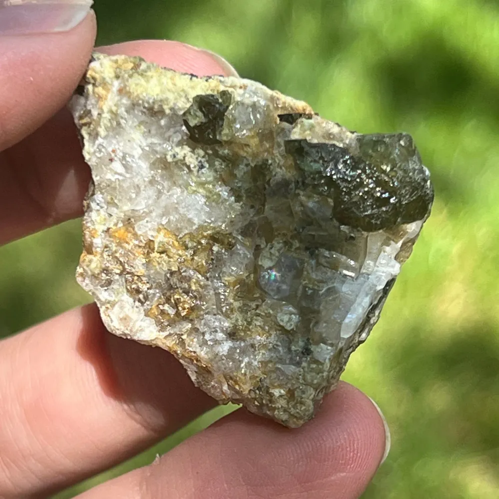 Zöld Demantoid gránát klaszter mátrixon – nyers példány Erongóból, Namíbia | 5-ös modell
