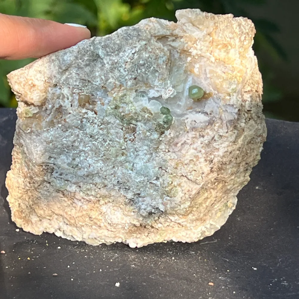 Zöld Demantoid gránát klaszter mátrixon – nyers példány Erongóból, Namíbia | Modell 6