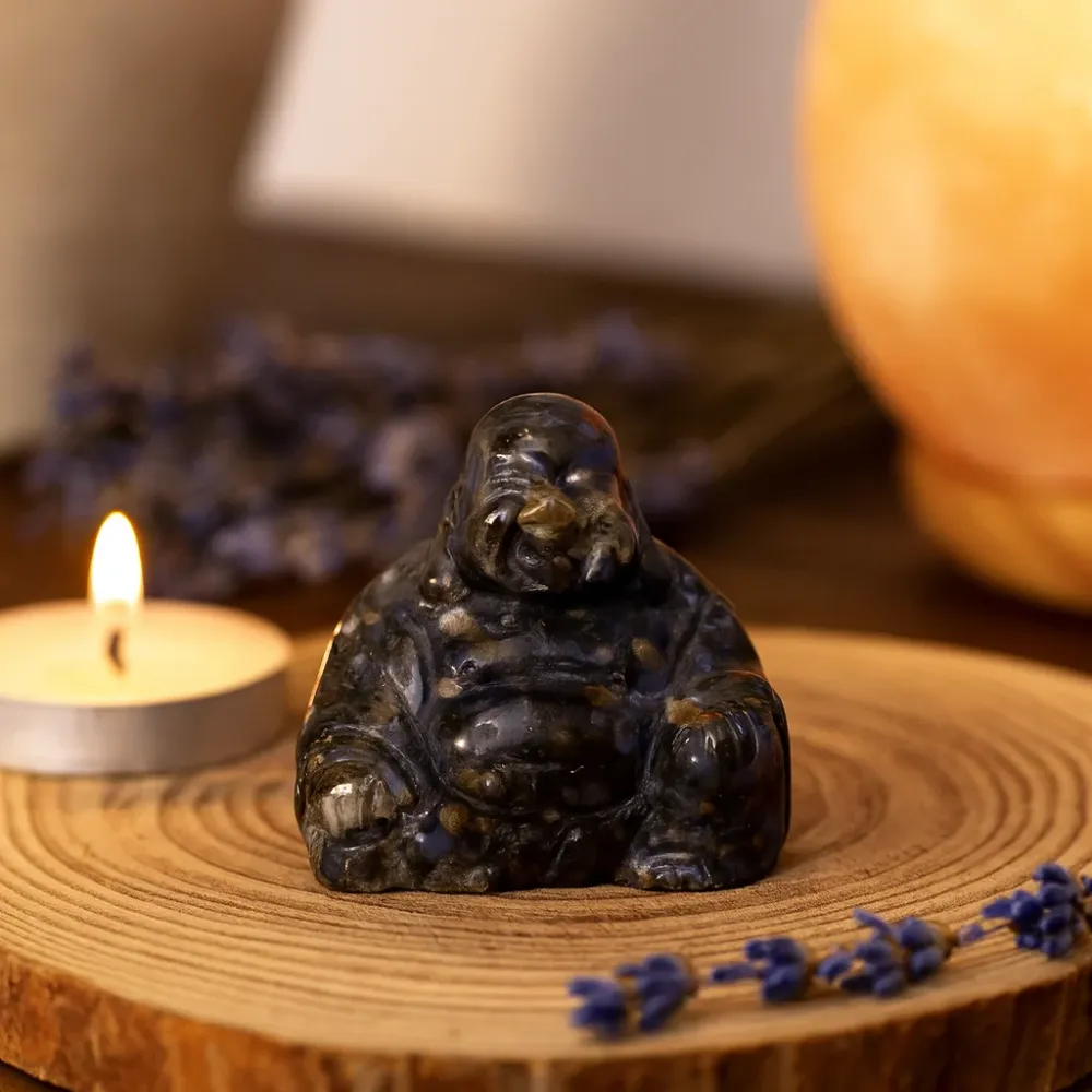 Buddha szobor Que Sera kő kicsi 35x40x23mm