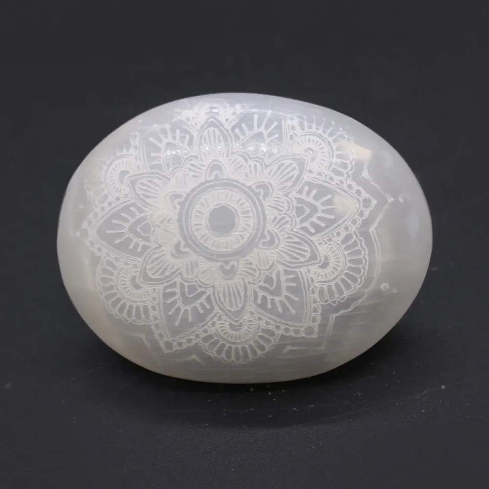 Szelenit tenyérkő, mandala gravírozott