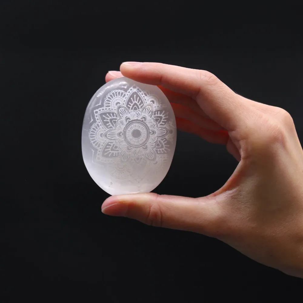 Szelenit tenyérkő, mandala gravírozott