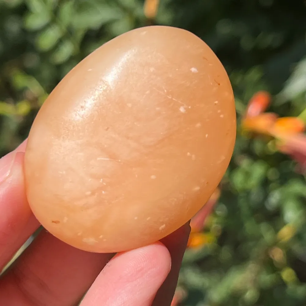 Narancssárga kalcit palmstone modell 8 (Madagaszkárról)