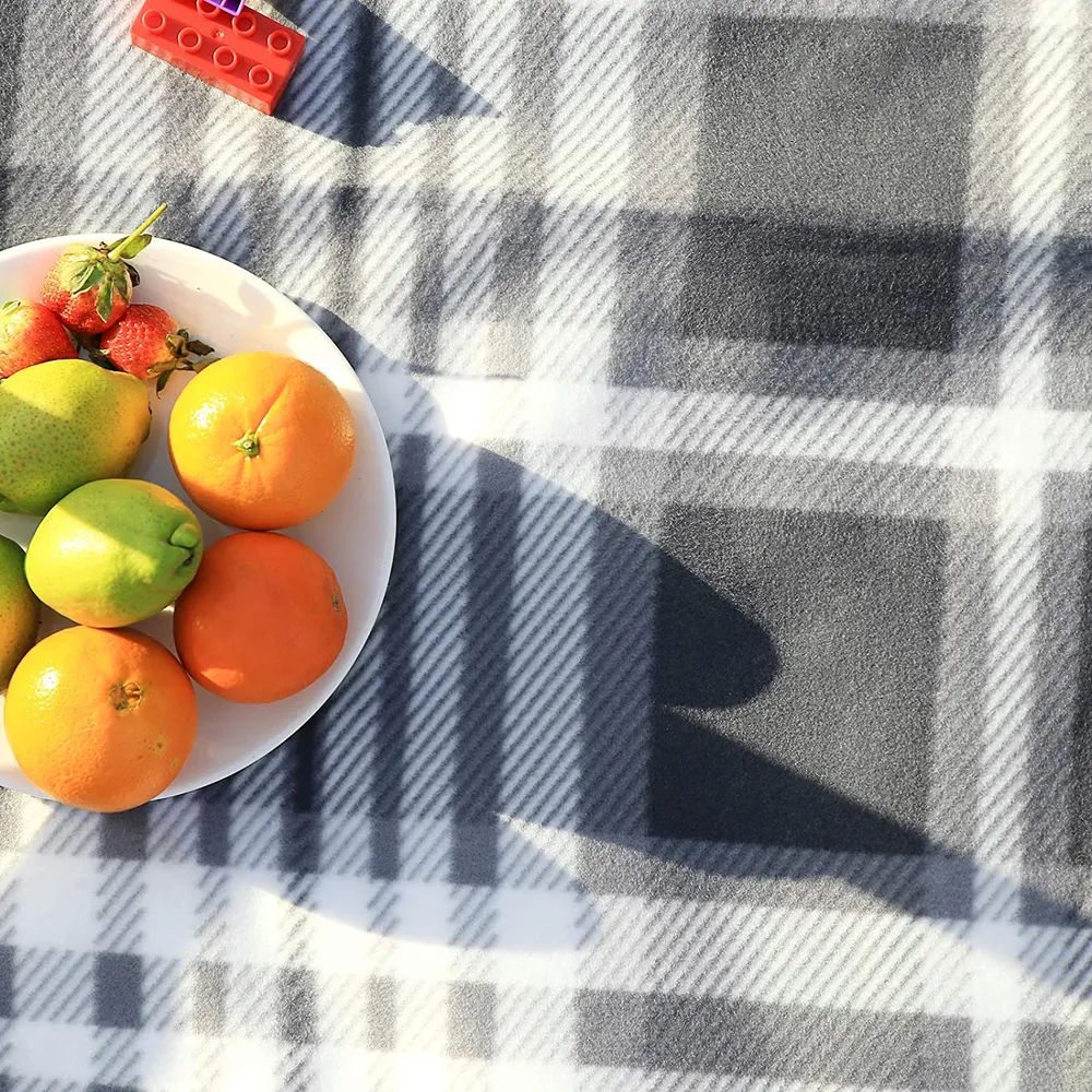 Összecsukható pikniktakaró, strand szőnyeg 195 x 150 cm, szürke és fehér