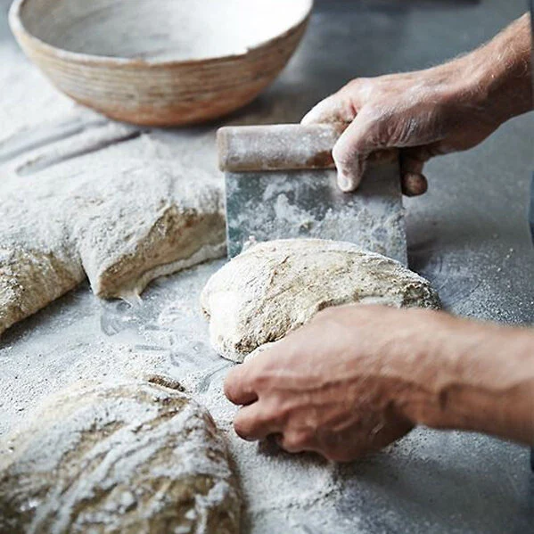 DeliVita tésztavágó spatula – 15 cm acélpenge, kézműves olajfa nyél