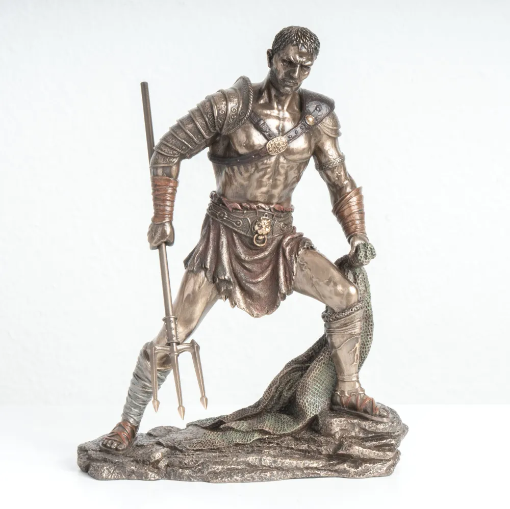 Retiarius gladiátor szobor – háló és háromágú szigony mestere (Hidegen öntött bronz szobor)