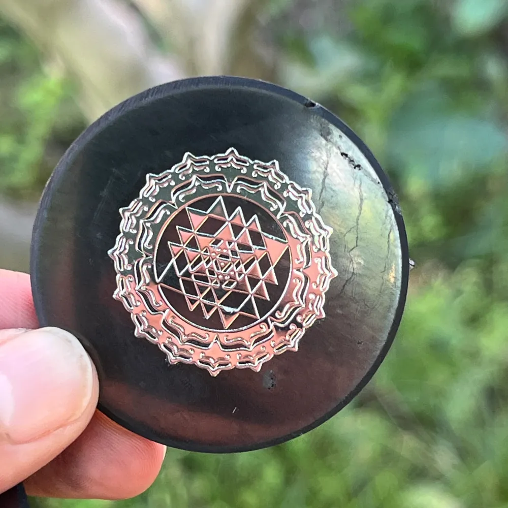 Lemez innen Szungit Sri Yantra ezüst ragasztó