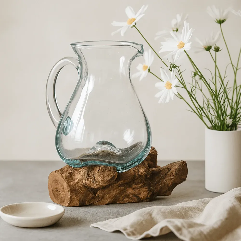 Olvasztott üveg vízkancsó sodort fával 0.6L